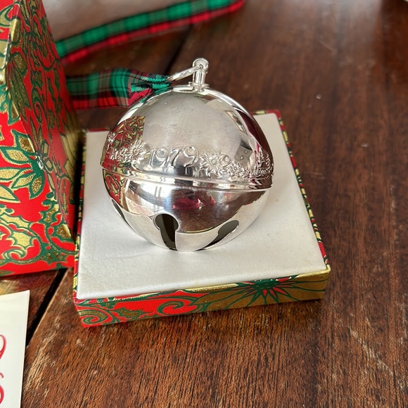 Wallace Silversmiths 1979 Annual Bell - Picture 2 of 4